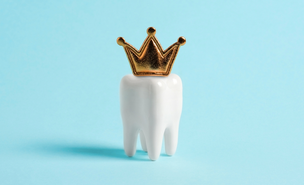 Tooth,In,The,Crown,On,Blue,Background.